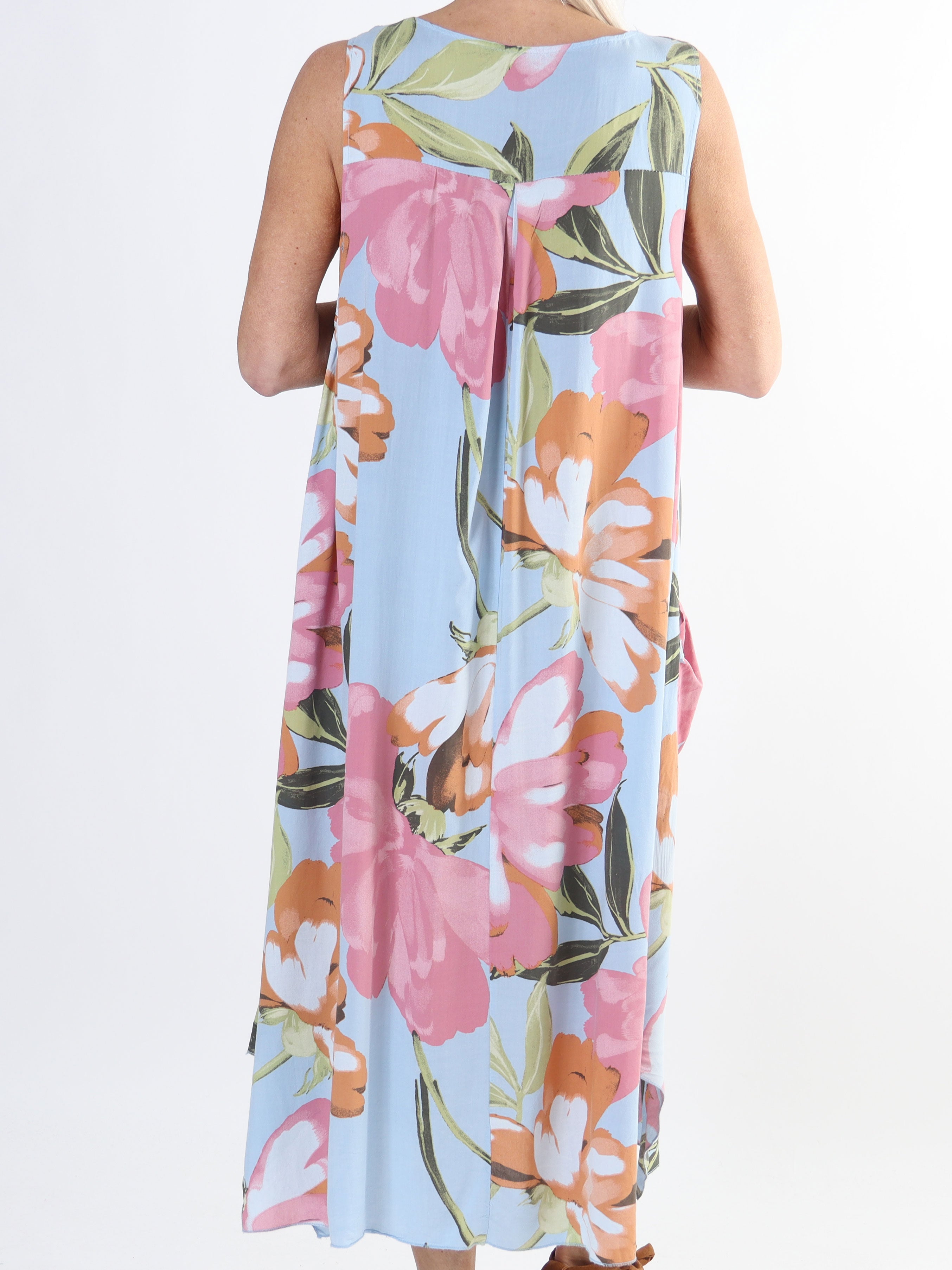 Kirsi - Sød plus size blomstret sommerkjole i viskose med lommer